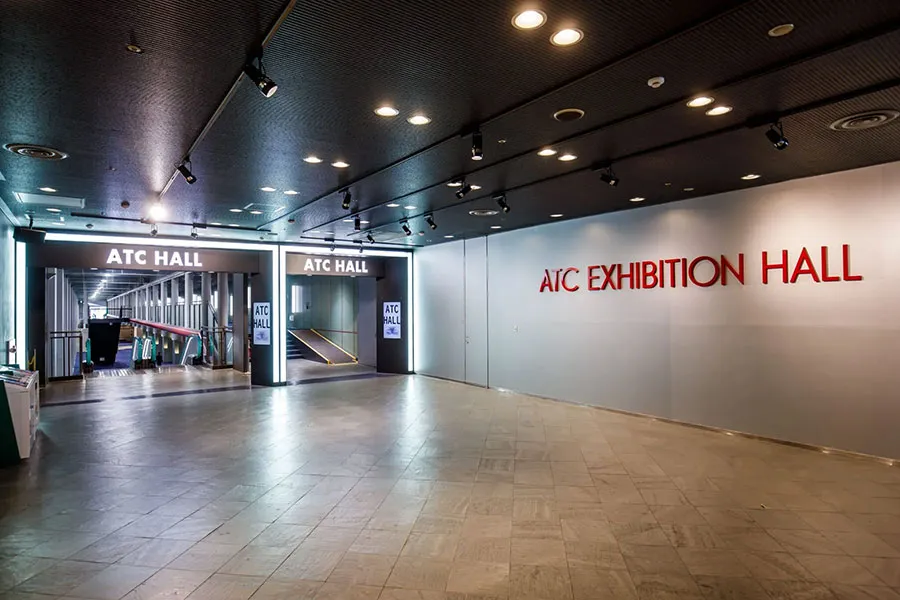 大阪南港ATCホールの外観写真、トレードセンター前駅から雨天時も濡れずにアクセスできる屋根付き連絡通路