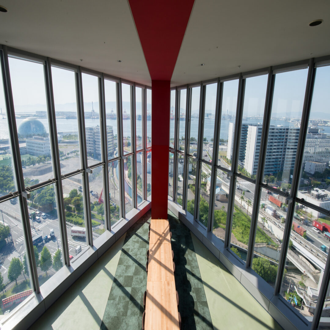 大阪湾を一望できるATC LOUNGEの開放的な会議空間