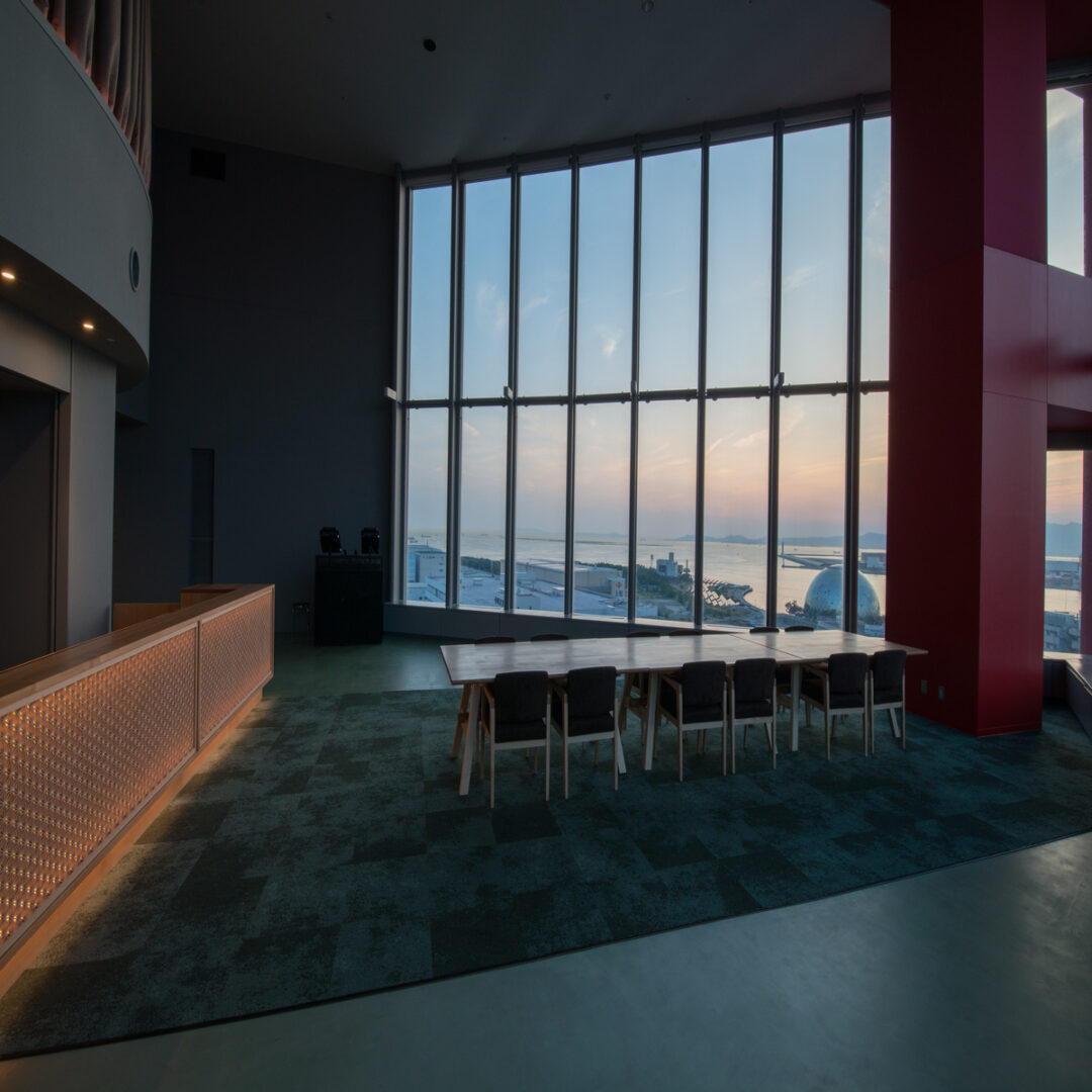 閉鎖的な社内会議室と開放的な海の見える会議室の比較