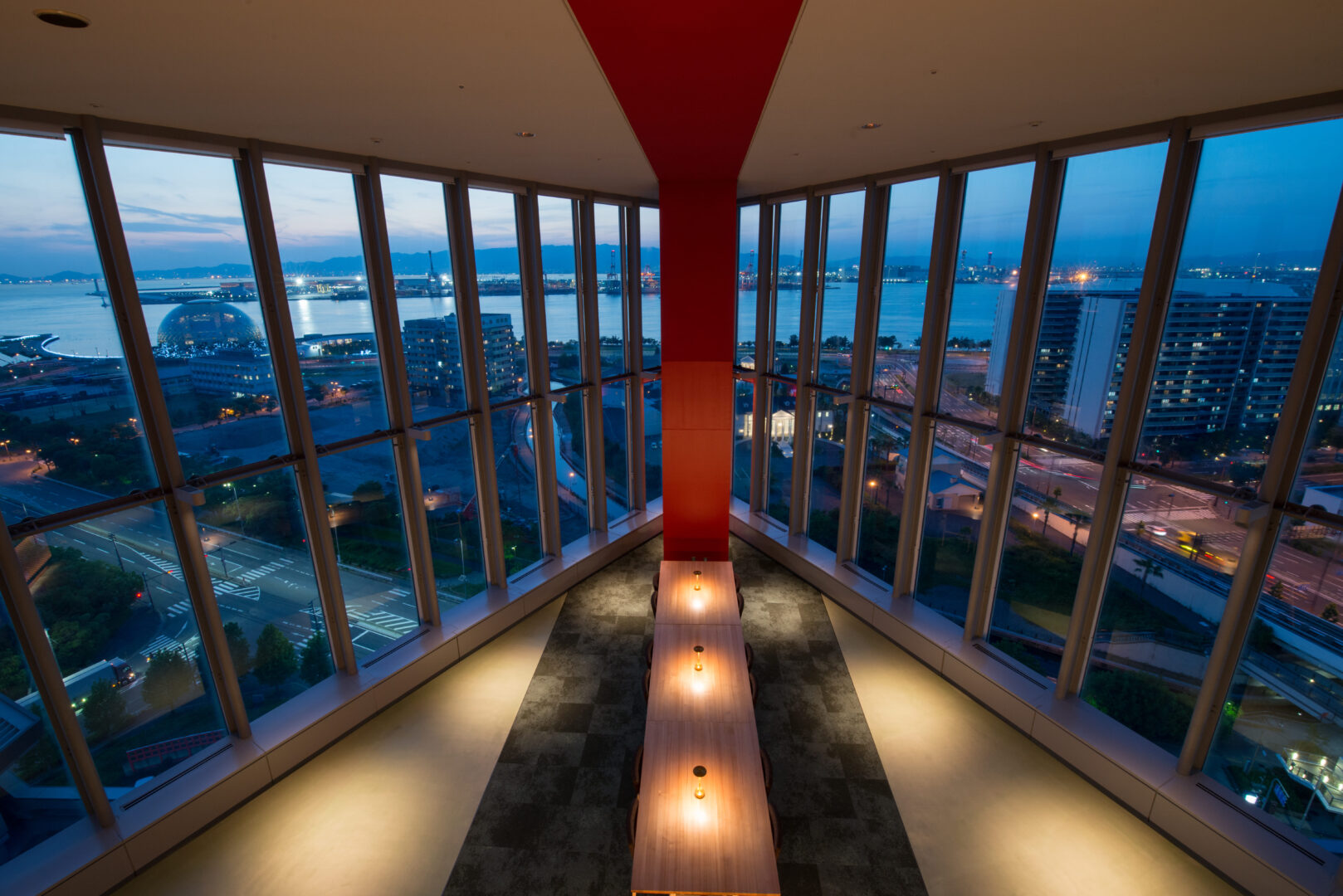 ATC Loungeの室内から望む大阪湾の絶景