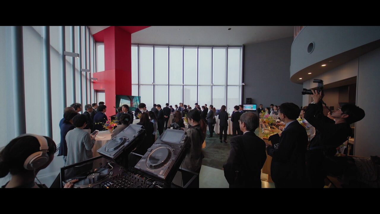 企業チームビルディングで料理イベントを実施する際のメリットと実施形式を示すインフォグラフィック