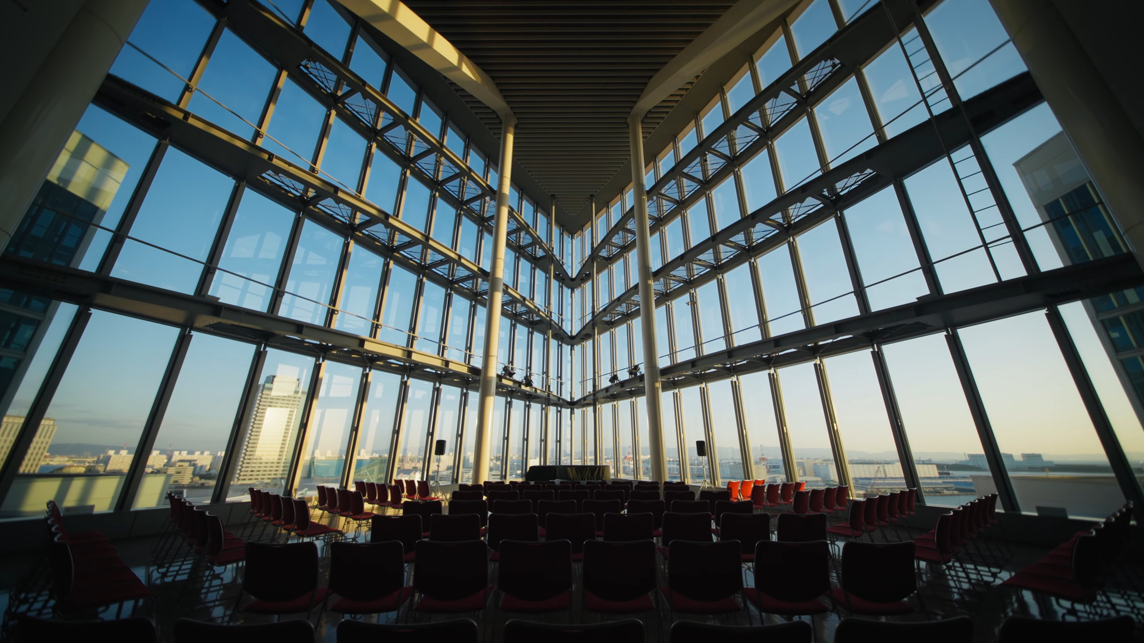 大阪湾を一望するビジネスVIP会場のパノラマビュー